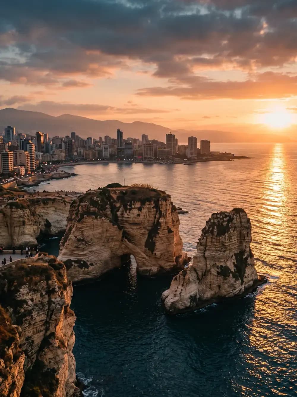 ساحل بيروت المتوسطي عند الغسق